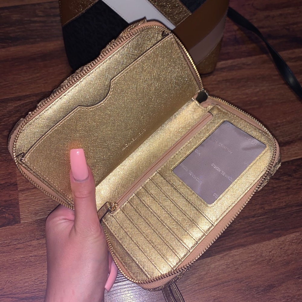Michael Kors Purse & Wallet - Picture 11 of 12